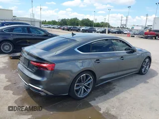 2022 Audi A5 Sportback S line Premium Plus z VIN WAUFACF5XNA009427, wystawiony jako IAAI lot #40203616 z przebiegiem 54 005 mil mil oraz . Historia ofert i sprzedaży dostępna na DreamBid. Obrazek 4.
