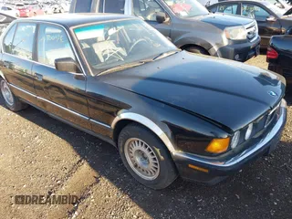 1988 BMW 7 Series z VIN WBAGB4318J3209844, wystawiony jako IAAI lot #42133230 z przebiegiem Nie podano mil oraz . Historia ofert i sprzedaży dostępna na DreamBid. Obrazek 6.