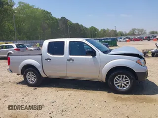 2019 Nissan Frontier SV z VIN 1N6AD0ER6KN727579, wystawiony jako IAAI lot #42067078 z przebiegiem 82 168 mil mil oraz . Historia ofert i sprzedaży dostępna na DreamBid. Obrazek 13.