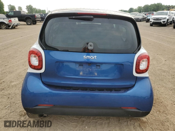 2016 Smart fortwo Passion z VIN WMEFJ5DA9GK062214, wystawiony jako Copart lot #61179715 z przebiegiem 58 152 mil mil oraz Czysty tytuł • Clean title. Historia ofert i sprzedaży dostępna na DreamBid. Obrazek 6.