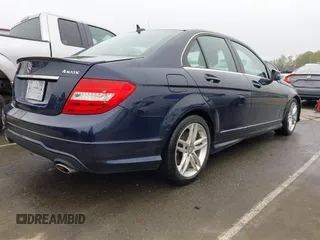 2013 Mercedes-Benz C 300 Sport z VIN WDDGF8AB7DR264500, wystawiony jako IAAI lot #41943477 z przebiegiem 125 547 mil mil oraz . Historia ofert i sprzedaży dostępna na DreamBid. Obrazek 4.