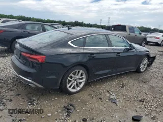 2023 Audi A5 Sportback S line Premium z VIN WAUDACF59PA061867, wystawiony jako Copart lot #56488854 z przebiegiem 22 437 mil mil oraz Szkoda całkowita • Salvage title. Historia ofert i sprzedaży dostępna na DreamBid. Obrazek 3.