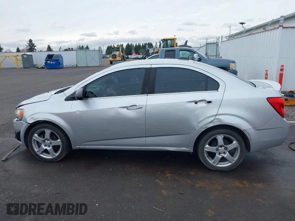 2015 Chevrolet Sonic LTZ z VIN 1G1JE5SB4F4108360, wystawiony jako IAAI lot #41526362 z przebiegiem 157 226 mil mil oraz . Historia ofert i sprzedaży dostępna na DreamBid. Obrazek 14.