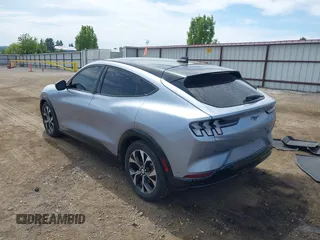 2022 Ford Mustang Mach-E Premium z VIN 3FMTK3SS7NMA02299, wystawiony jako IAAI lot #42238270 z przebiegiem 50 996 mil mil oraz . Historia ofert i sprzedaży dostępna na DreamBid. Obrazek 3.