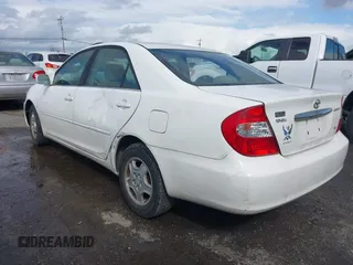 2002 Toyota Camry XLE z VIN 4T1BF30KX2U035422, wystawiony jako IAAI lot #41762363 z przebiegiem 220 465 mil mil oraz . Historia ofert i sprzedaży dostępna na DreamBid. Obrazek 3.