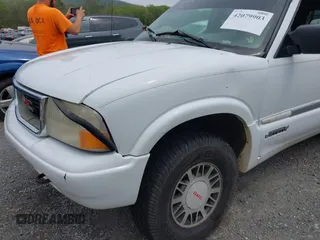 1999 GMC Jimmy SLE with VIN 1GKDT13WXX2521082, listed as a IAAI auction lot 42079903 with 160,055 mi miles. Bid and sale history available at carsss.com. Image 16.