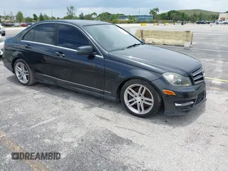 2013 Mercedes-Benz C 300 Sport z VIN WDDGF8AB5DA817031, wystawiony jako IAAI lot #42667186 z przebiegiem 127 414 mil mil oraz . Historia ofert i sprzedaży dostępna na DreamBid. Obrazek 1.