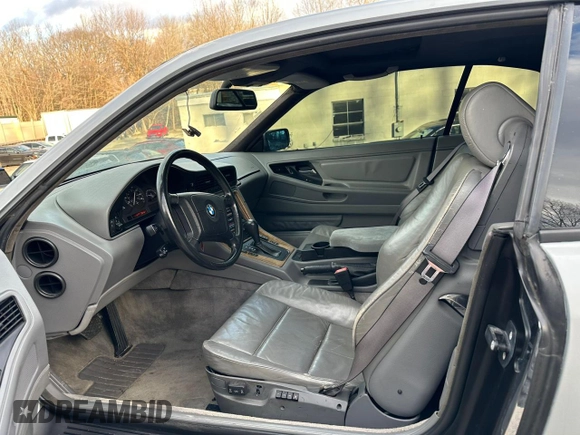 1997 BMW 8 Series z VIN WBAEF8325VCC31790, wystawiony jako Copart lot #85198614 z przebiegiem 115 638 mil mil oraz Czysty tytuł • Clean title. Historia ofert i sprzedaży dostępna na DreamBid. Obrazek 5.