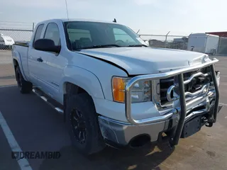 2010 GMC Sierra 1500 SLE z VIN 1GTSKVE38AZ152852, wystawiony jako IAAI lot #41985391 z przebiegiem 142 226 mil mil oraz . Historia ofert i sprzedaży dostępna na DreamBid. Obrazek 1.