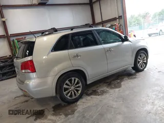 2013 Kia Sorento SX z VIN 5XYKW4A26DG415757, wystawiony jako IAAI lot #42205927 z przebiegiem 155 322 mil mil oraz . Historia ofert i sprzedaży dostępna na DreamBid. Obrazek 4.