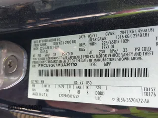 2021 Ford Escape SE z VIN 1FMCU9G67MUA39792, wystawiony jako IAAI lot #42091121 z przebiegiem 135 920 mil mil oraz . Historia ofert i sprzedaży dostępna na DreamBid. Obrazek 9.