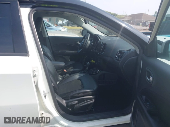 2020 Jeep Compass Latitude z VIN 3C4NJDBB6LT157841, wystawiony jako IAAI lot #42484052 z przebiegiem 52 610 mil mil oraz . Historia ofert i sprzedaży dostępna na DreamBid. Obrazek 5.