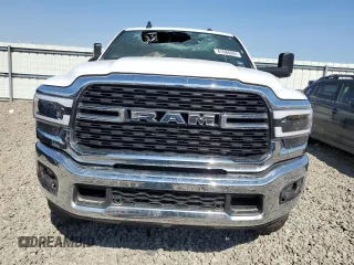 2022 Ram 2500 Big Horn z VIN 3C6UR5JL0NG271552, wystawiony jako Copart lot #61086084 z przebiegiem Nie podano mil oraz Szkoda całkowita • Salvage title. Historia ofert i sprzedaży dostępna na DreamBid. Obrazek 5.