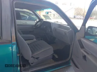 1994 Ford Explorer z VIN 1FMCU24X4RUC05892, wystawiony jako IAAI lot #41564472 z przebiegiem 510 872 mil mil oraz . Historia ofert i sprzedaży dostępna na DreamBid. Obrazek 5.