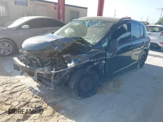 2010 Nissan Versa S z VIN 3N1BC1CP2AL351420, wystawiony jako IAAI lot #42076957 z przebiegiem 209 127 mil mil oraz . Historia ofert i sprzedaży dostępna na DreamBid. Obrazek 2.