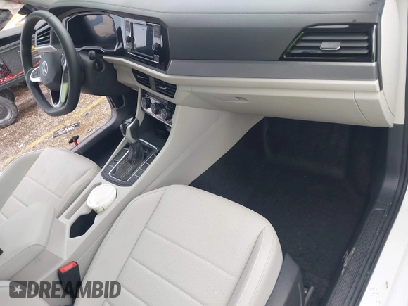 2024 Volkswagen Jetta SE with VIN 3VW7M7BU4RM097738, listed as a IAAI auction lot 42582290 with 2,598 mi miles and . Bid and sale history available at DreamBid. Image 5.