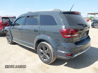 2018 Dodge Journey Crossroad z VIN 3C4PDCGB4JT327792, wystawiony jako IAAI lot #42012960 z przebiegiem 121 736 mil mil oraz . Historia ofert i sprzedaży dostępna na DreamBid. Obrazek 3.
