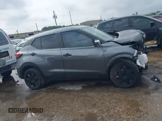 2023 Nissan Kicks S z VIN 3N1CP5BV9PL561294, wystawiony jako IAAI lot #42150962 z przebiegiem 15 900 mil mil oraz . Historia ofert i sprzedaży dostępna na DreamBid. Obrazek 13.