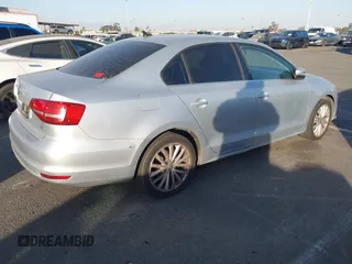 2015 Volkswagen Jetta Sport z VIN 3VWD17AJ5FM220946, wystawiony jako IAAI lot #41384898 z przebiegiem 164 172 mil mil oraz . Historia ofert i sprzedaży dostępna na DreamBid. Obrazek 4.