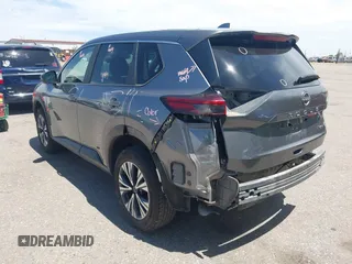 2023 Nissan Rogue SV z VIN 5N1BT3BA1PC838372, wystawiony jako IAAI lot #42257021 z przebiegiem 49 971 mil mil oraz . Historia ofert i sprzedaży dostępna na DreamBid. Obrazek 3.