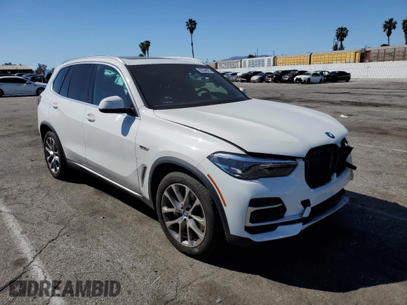 2023 BMW X5 xDrive45e z VIN 5UXTA6C02P9P99227, wystawiony jako Copart lot #50364625 z przebiegiem Nie podano mil oraz Szkoda całkowita • Salvage title. Historia ofert i sprzedaży dostępna na DreamBid. Obrazek 4.