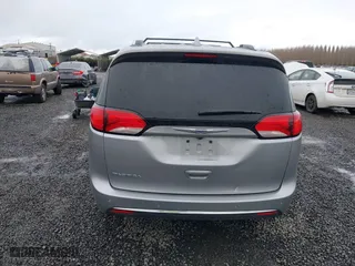 2019 Chrysler Pacifica Touring L with VIN 2C4RC1BGXKR561510, listed as a IAAI auction lot 41516173 with 135,115 mi miles. Bid and sale history available at carsss.com. Image 16.