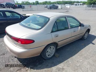 1999 Ford Escort LX z VIN 1FAFP10P7XW198467, wystawiony jako IAAI lot #42278961 z przebiegiem 293 835 mil mil oraz . Historia ofert i sprzedaży dostępna na DreamBid. Obrazek 4.