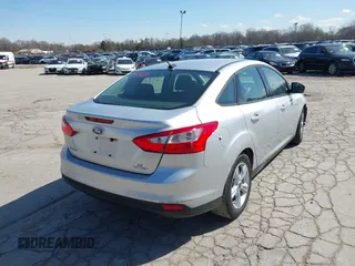 2013 Ford Focus SE z VIN 1FADP3F23DL306241, wystawiony jako IAAI lot #41980497 z przebiegiem 63 313 mil mil oraz . Historia ofert i sprzedaży dostępna na DreamBid. Obrazek 4.