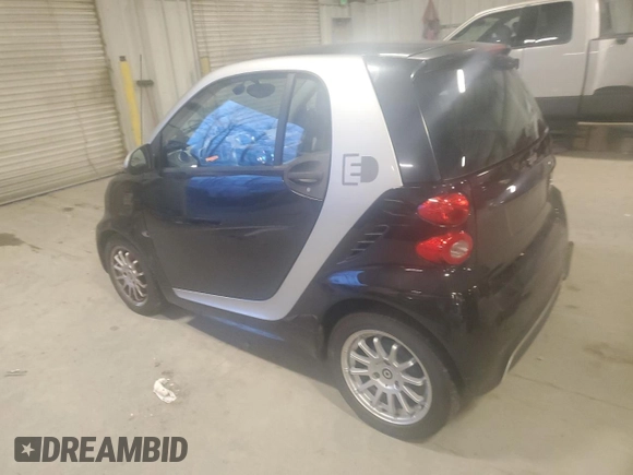 2013 Smart fortwo Passion z VIN WMEEJ9AAXDK673744, wystawiony jako Copart lot #41709255 z przebiegiem Nie podano mil oraz Tytuł czysty. Historia ofert i sprzedaży dostępna na DreamBid. Obrazek 2.