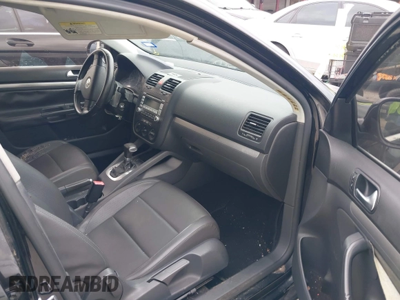 2008 Volkswagen Jetta Sedan SE with VIN 3VWRM71K58M104364, listed as a IAAI auction lot 41917090 with 178,399 mi miles. Bid and sale history available at carsss.com. Image 5.