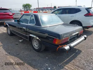 1982 Mercedes-Benz 380 SL z VIN WDBBA45A0CB017032, wystawiony jako IAAI lot #42461326 z przebiegiem 153 044 mil mil oraz . Historia ofert i sprzedaży dostępna na DreamBid. Obrazek 3.