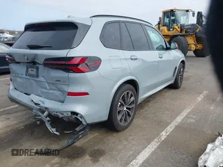 2024 BMW X5 xDrive40i z VIN 5UX23EU06R9U85520, wystawiony jako IAAI lot #41785217 z przebiegiem Nie podano mil oraz . Historia ofert i sprzedaży dostępna na DreamBid. Obrazek 4.