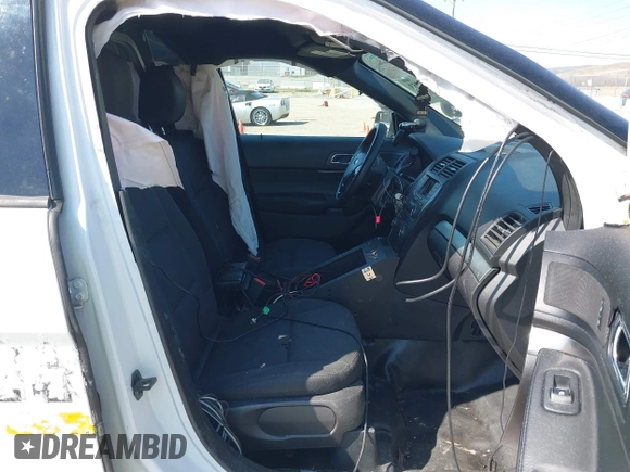 2017 Ford Police Interceptor Utility z VIN 1FM5K8AR7HGA77216, wystawiony jako IAAI lot #41781753 z przebiegiem 151 245 mil mil oraz . Historia ofert i sprzedaży dostępna na DreamBid. Obrazek 5.