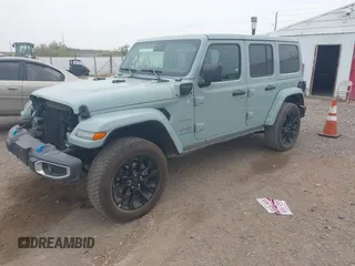 2024 Jeep Wrangler Sahara z VIN 1C4RJXP64RW233090, wystawiony jako IAAI lot #42772286 z przebiegiem 36 278 mil mil oraz . Historia ofert i sprzedaży dostępna na DreamBid. Obrazek 2.