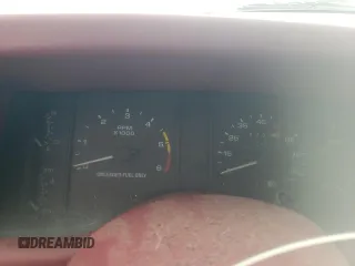 1993 Ford Mustang z VIN 1FACP44M1PF202775, wystawiony jako Copart lot #49049695 z przebiegiem 7 901 mil mil oraz Czysty tytuł • Clean title. Historia ofert i sprzedaży dostępna na DreamBid. Obrazek 9.