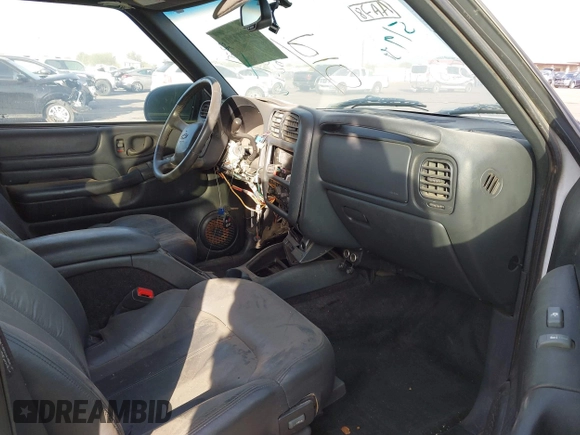2000 Chevrolet Blazer LT z VIN 1GNDT13W6Y2383741, wystawiony jako IAAI lot #40957201 z przebiegiem 215 604 mil mil oraz . Historia ofert i sprzedaży dostępna na DreamBid. Obrazek 5.