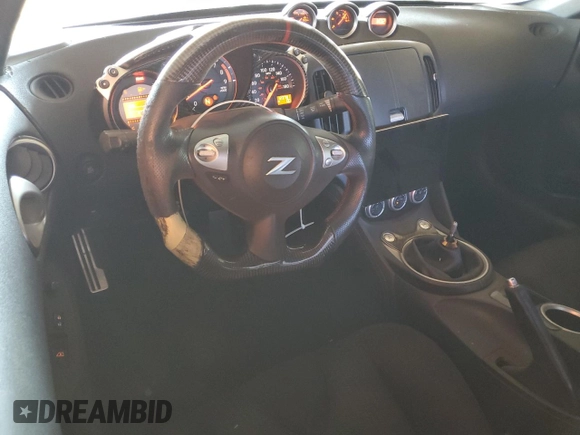 2009 Nissan 370Z z VIN JN1AZ44E19M411715, wystawiony jako Copart lot #56654815 z przebiegiem 123 791 mil mil oraz Szkoda całkowita • Salvage title. Historia ofert i sprzedaży dostępna na DreamBid. Obrazek 8.
