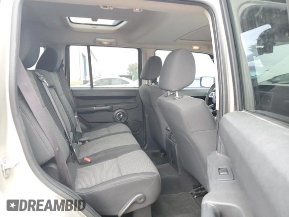 2009 Jeep Commander Sport z VIN 1J8HH48K79C519351, wystawiony jako Copart lot #44996585 z przebiegiem 153 891 mil mil oraz Czysty tytuł • Clean title. Historia ofert i sprzedaży dostępna na DreamBid. Obrazek 10.