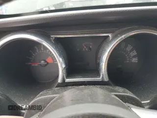 2005 Ford Mustang GT Deluxe z VIN 1ZVFT82H555212371, wystawiony jako Copart lot #55881535 z przebiegiem Nie podano mil oraz Czysty tytuł • Clean title. Historia ofert i sprzedaży dostępna na DreamBid. Obrazek 9.