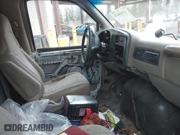 2000 Chevrolet City Express Cargo z VIN 1GCHG39R1Y1158810, wystawiony jako IAAI lot #41804626 z przebiegiem Nie podano mil oraz . Historia ofert i sprzedaży dostępna na DreamBid. Obrazek 5.