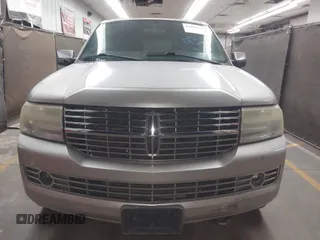 2007 Lincoln Navigator z VIN 5LMFL28597LJ11032, wystawiony jako IAAI lot #42250797 z przebiegiem 248 112 mil mil oraz . Historia ofert i sprzedaży dostępna na DreamBid. Obrazek 12.
