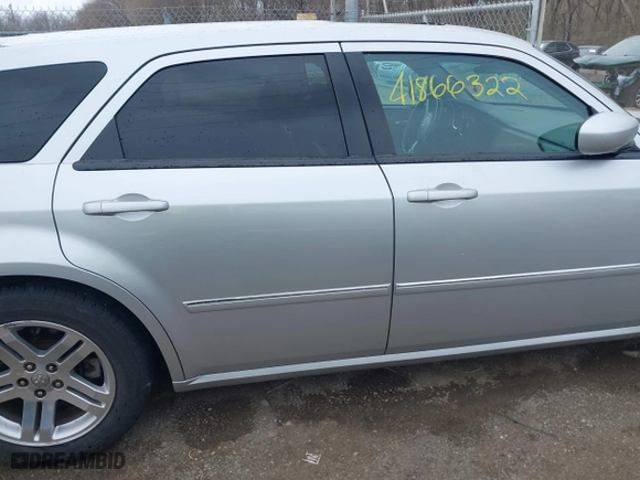2005 Dodge Magnum RT with VIN 2D4GV58275H682691, listed as a IAAI auction lot 41866322 with 116,549 mi miles. Bid and sale history available at carsss.com. Image 13.