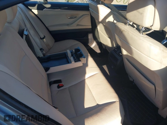 2013 BMW 5 Series 528i xDrive with VIN WBAXH5C5XDD112537, listed as a IAAI auction lot 40585977 with 999,999 mi miles. Bid and sale history available at carsss.com. Image 8.