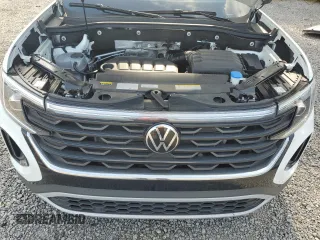 2024 Volkswagen Atlas SE z VIN 1V2DE2CA2RC207731, wystawiony jako Copart lot #68003224 z przebiegiem 12 886 mil mil oraz Szkoda całkowita • Salvage title. Historia ofert i sprzedaży dostępna na DreamBid. Obrazek 14.