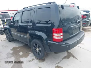 2009 Jeep Liberty Sport z VIN 1J8GP28K49W527859, wystawiony jako IAAI lot #42303957 z przebiegiem 288 873 mil mil oraz . Historia ofert i sprzedaży dostępna na DreamBid. Obrazek 3.