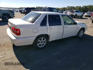 2000 Volvo S70 z VIN YV1LS61J4Y2625884, wystawiony jako Copart lot #82885414 z przebiegiem Nie podano mil oraz Szkody całkowita. Historia ofert i sprzedaży dostępna na DreamBid. Obrazek 3.