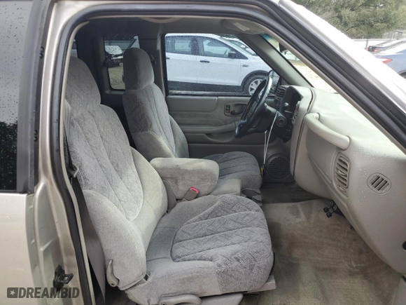 2002 GMC Sonoma SLS with VIN 1GTCS19W528254439, listed as a Copart auction lot 86689724 with 171,916 mi miles and Salvage Title. Bid and sale history available at carsss.com. Image 10.