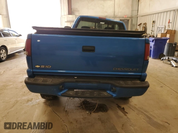 2001 Chevrolet S-10 LS with VIN 1GCCT19W418122235, listed as a Copart auction lot 50587305 with 212,072 mi miles and Non Repairable. Bid and sale history available at carsss.com. Image 6.