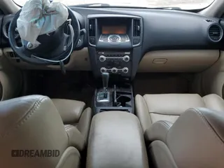 2014 Nissan Maxima SV z VIN 1N4AA5AP0EC439334, wystawiony jako Copart lot #54109875 z przebiegiem 131 592 mil mil oraz Szkoda całkowita • Salvage title. Historia ofert i sprzedaży dostępna na DreamBid. Obrazek 8.