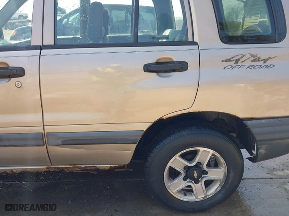 2002 Chevrolet Tracker with VIN 2CNBJ13C026911257, listed as a IAAI auction lot 41760465 with NaN miles. Bid and sale history available at carsss.com. Image 21.